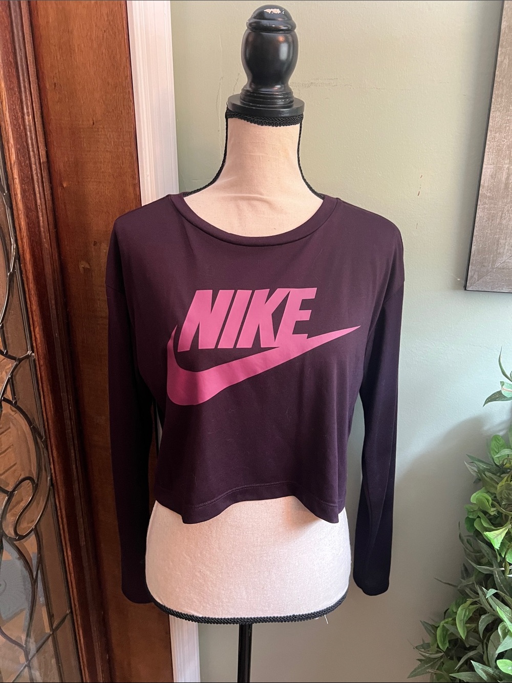 Nike Women’s Long-Sleeve Crop Top in Plum with Logo